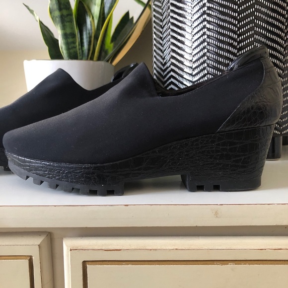 Donald J Pliner nylon/leather embossed wedges - Picture 6 of 6